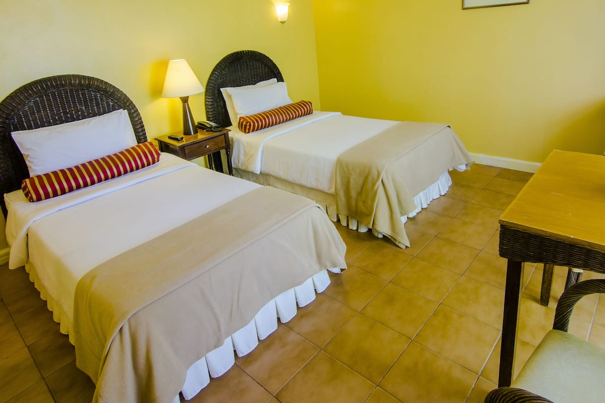 deluxe room | 1 bedroom, in-room safe, desk, rollaway beds
