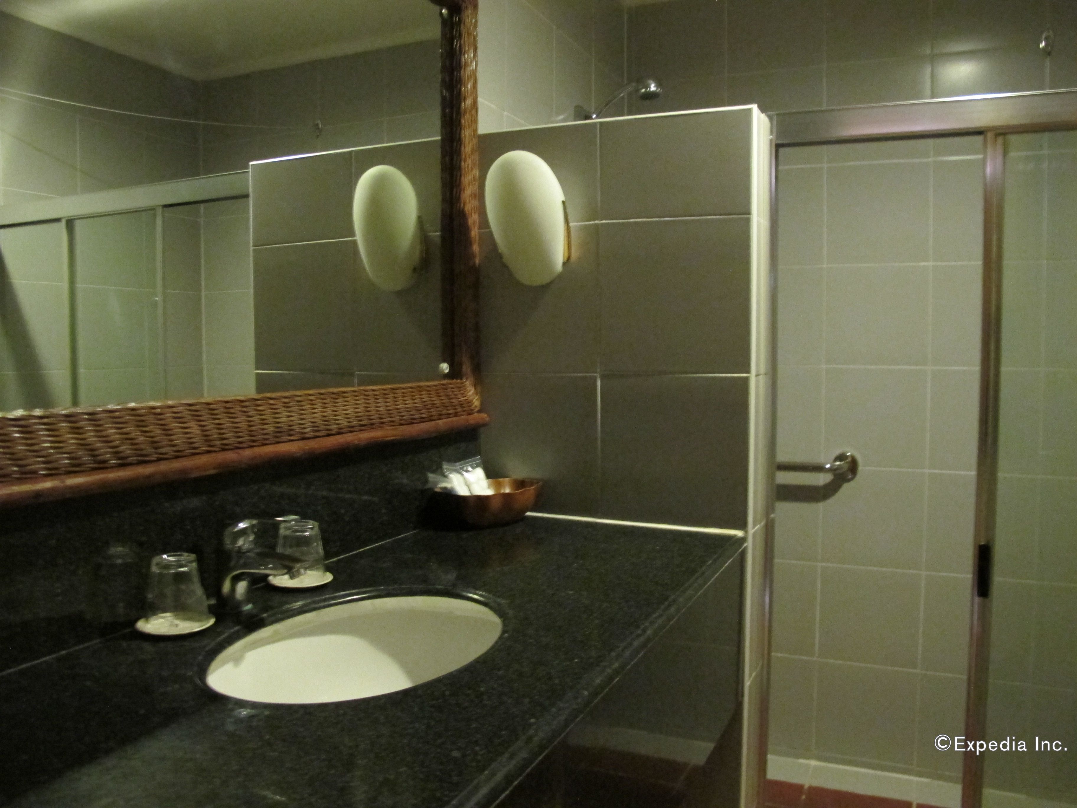 deluxe room | bathroom sink