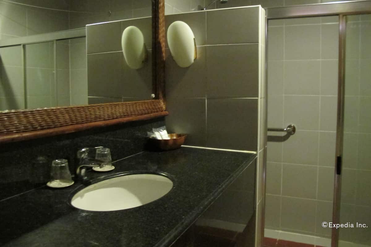 deluxe room | bathroom sink