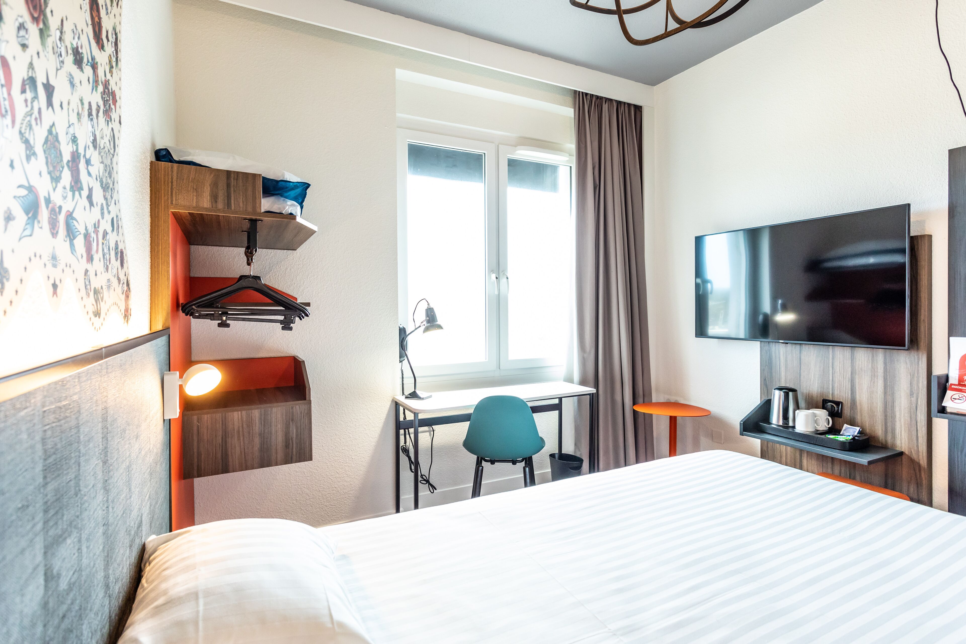 Ropa de cama de alta calidad, escritorio y insonorización 