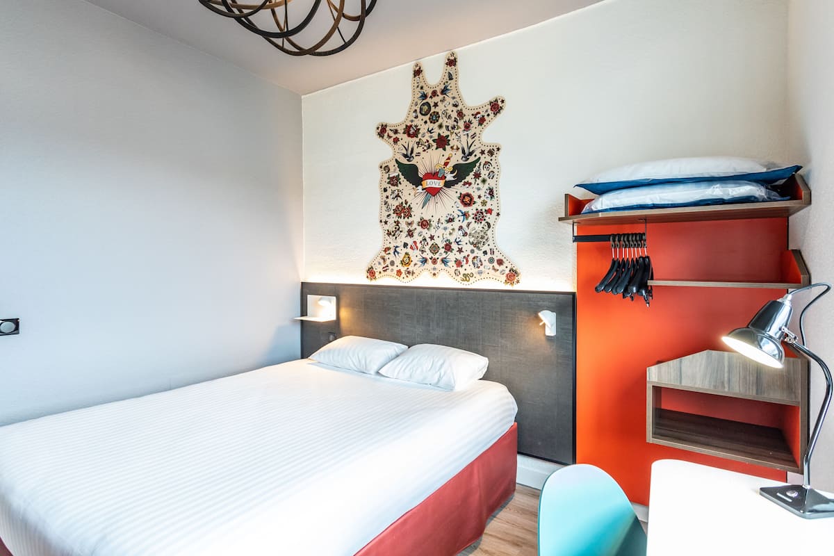 Premium bedding, desk, soundproofing, iron/ironing board (on request)