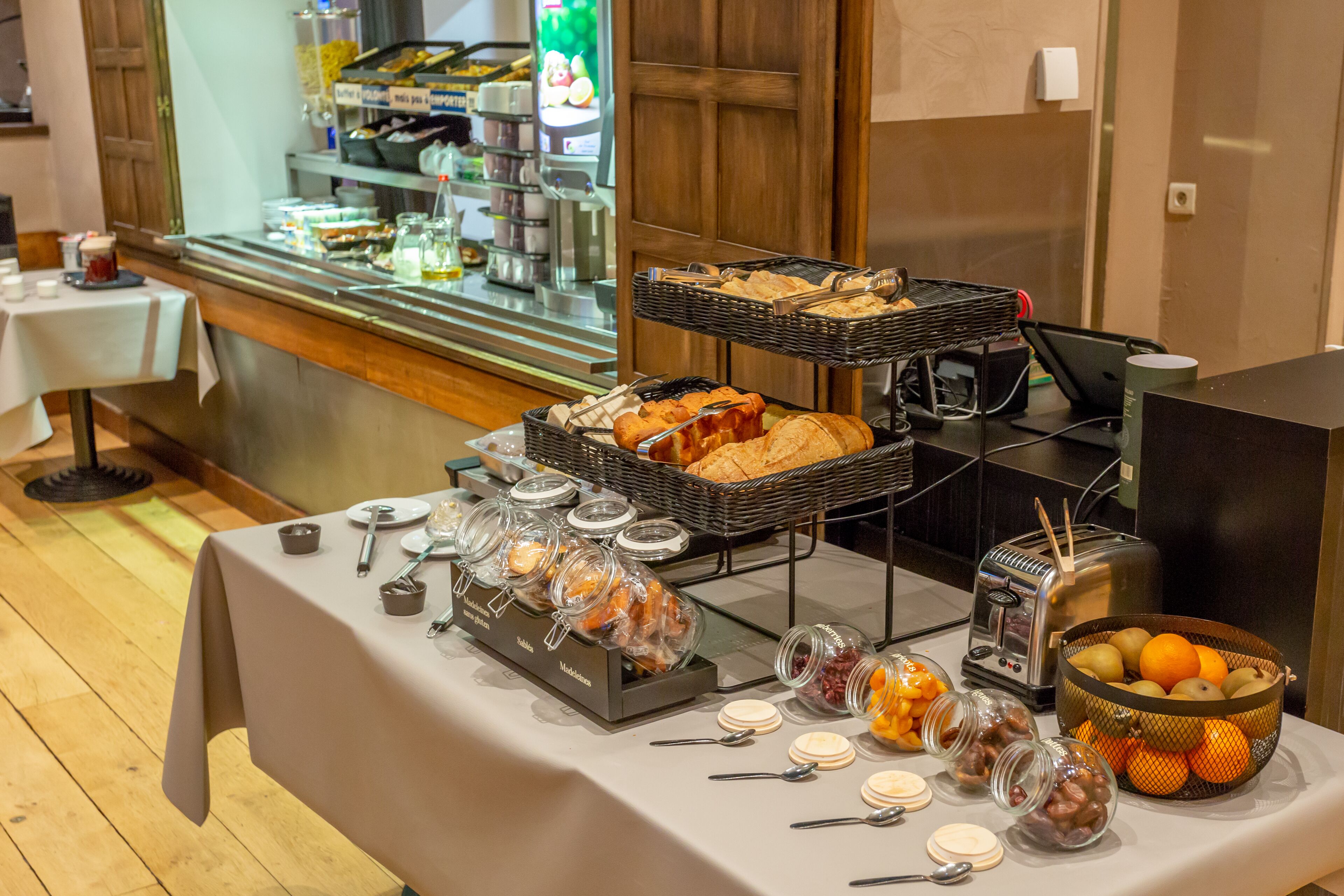 Petit déjeuner buffet servi tous les jours en supplément