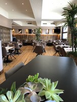 供应早餐、午餐和晚餐，法国菜