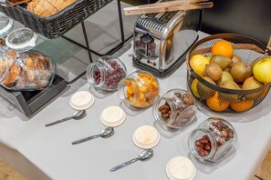 Petit déjeuner buffet (14 EUR par personne)