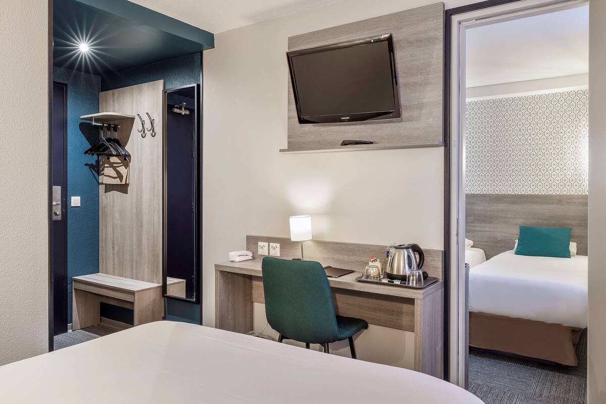 desk, free wifi, bed sheets