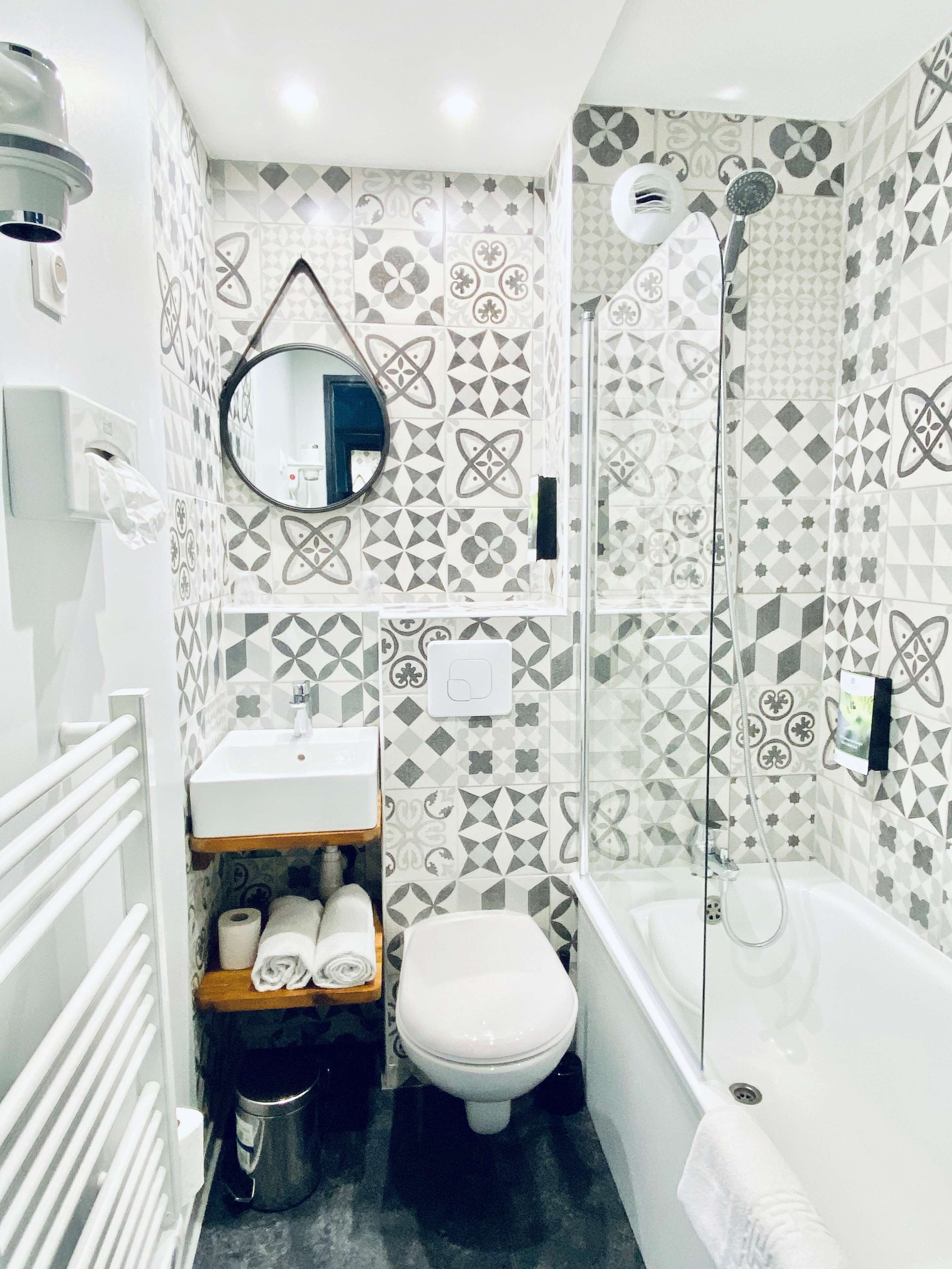 combined shower/bathtub, towels