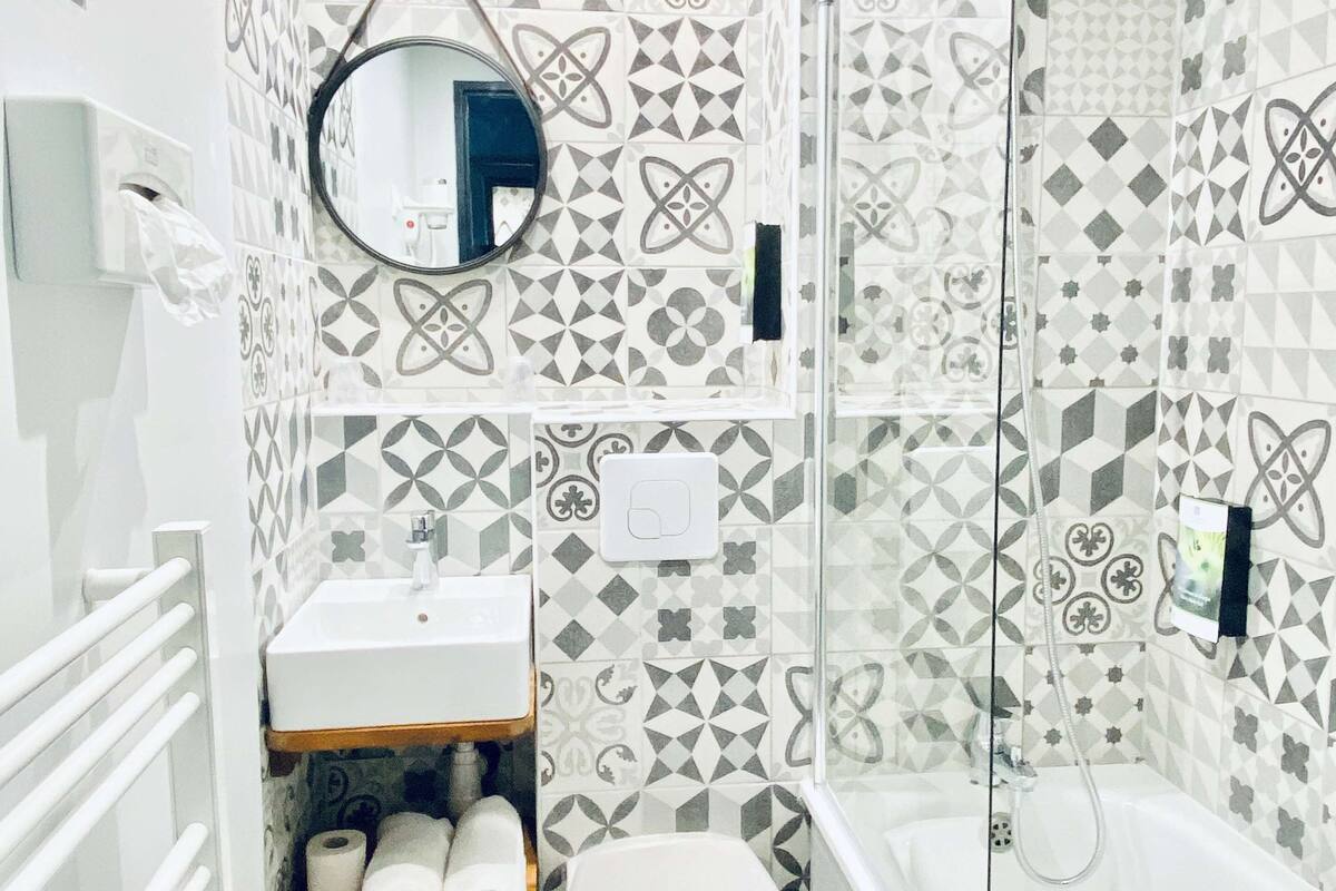 combined shower/bathtub, towels