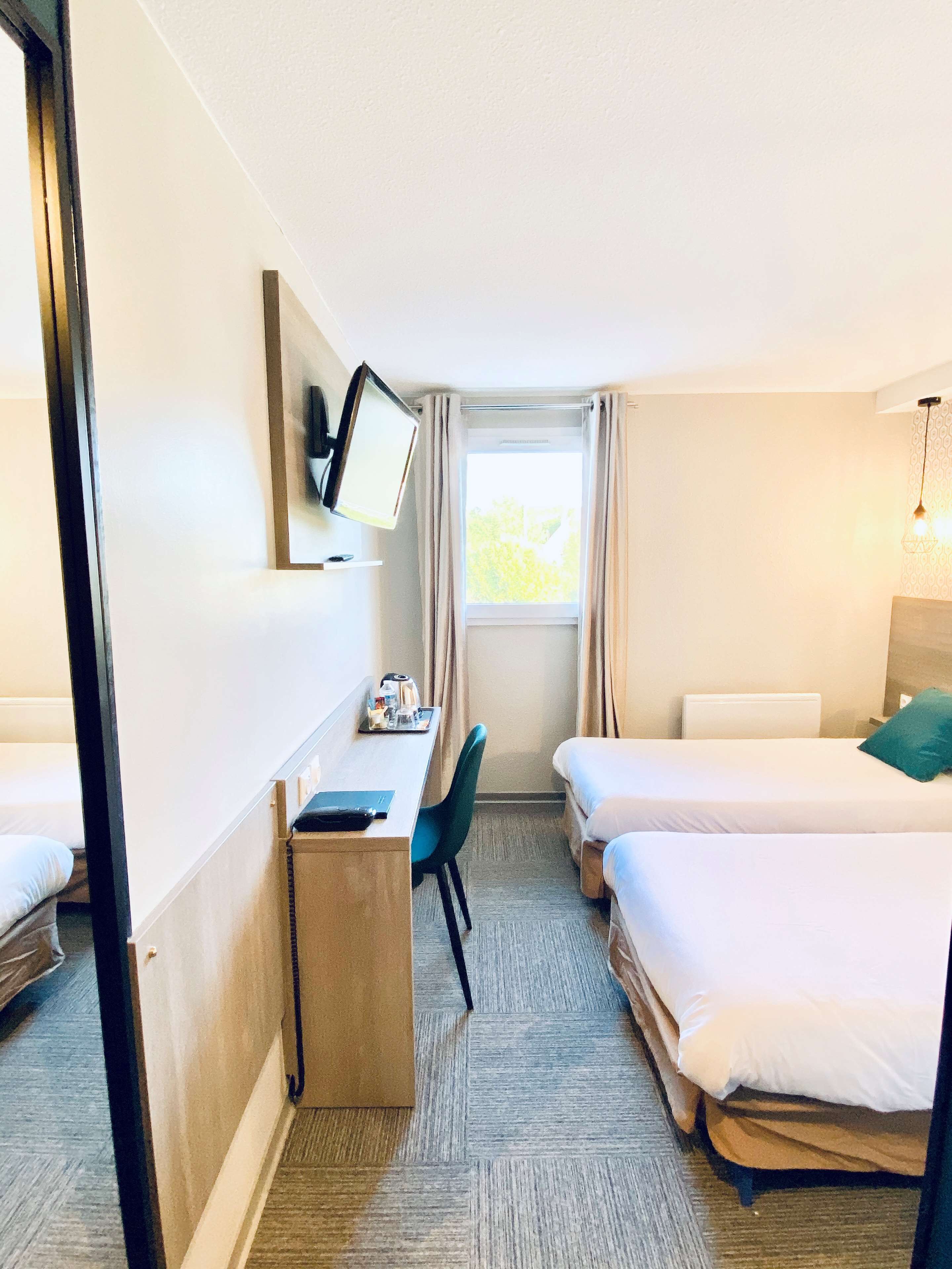 classic room, 2 single beds, non smoking, bathtub | desk, free wifi, bed sheets