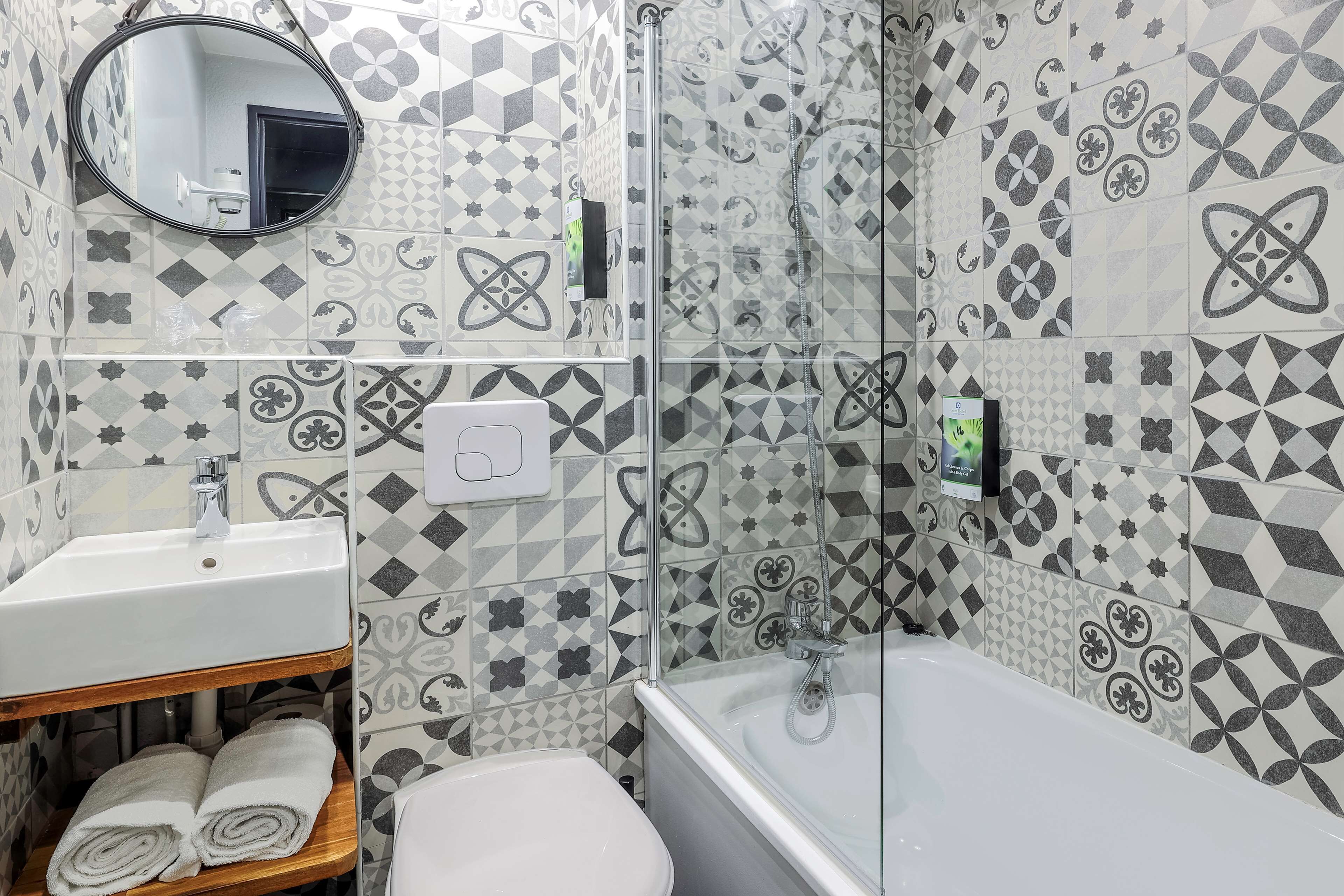 combined shower/bathtub, towels