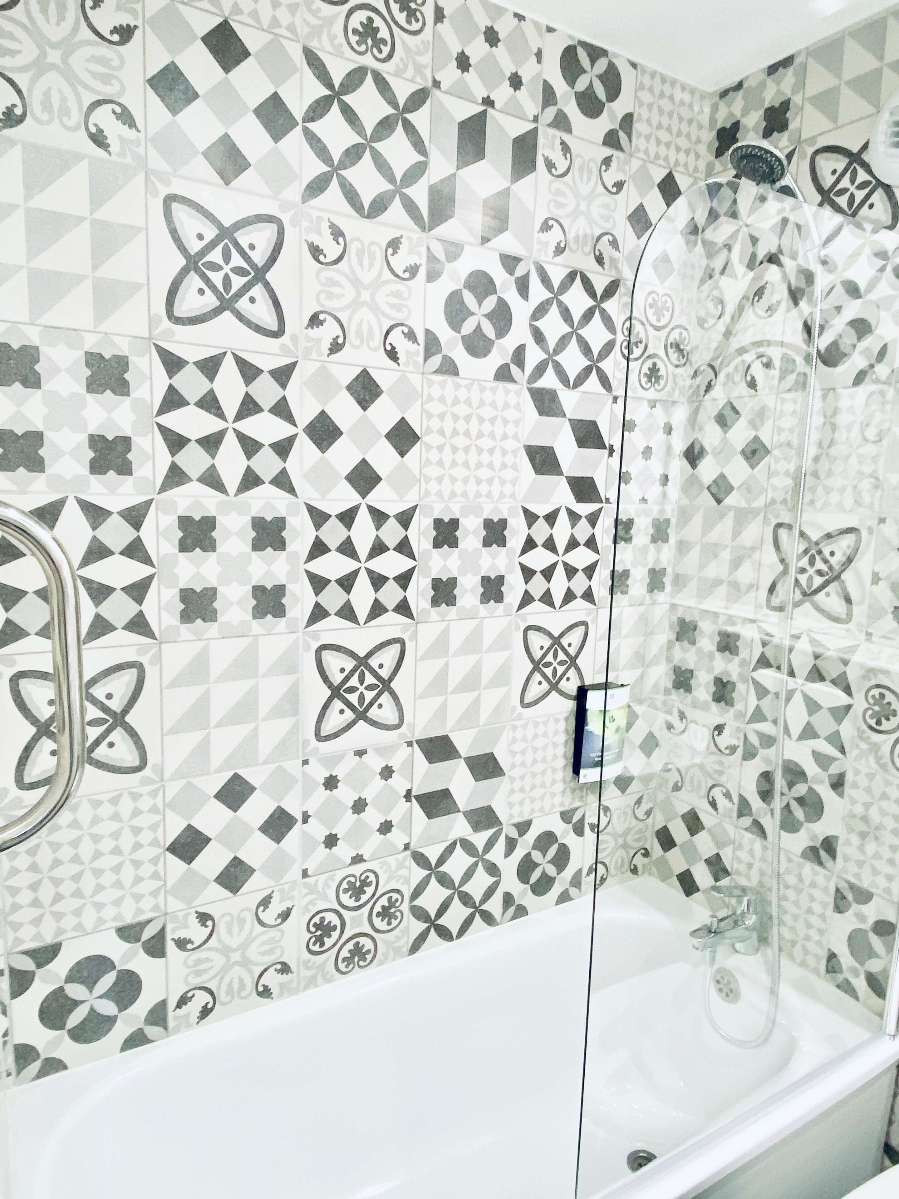 combined shower/bathtub, towels