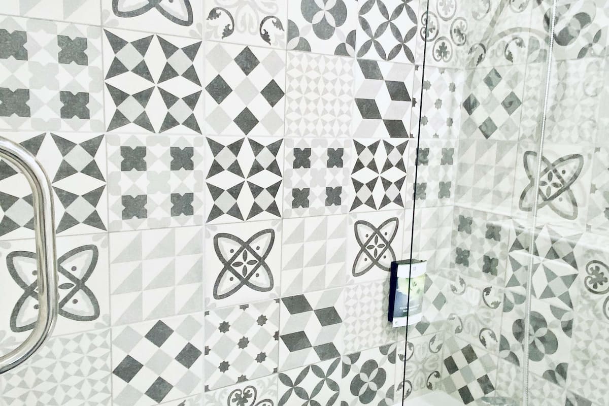 combined shower/bathtub, towels