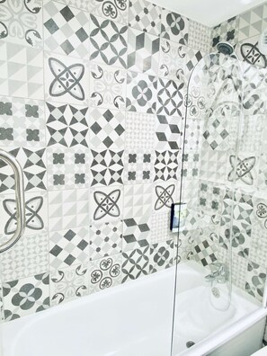 Kombinasi shower/bathtub dan handuk