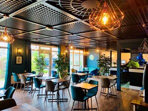 Tägliches Frühstücksbuffet (9.90 EUR pro Person)