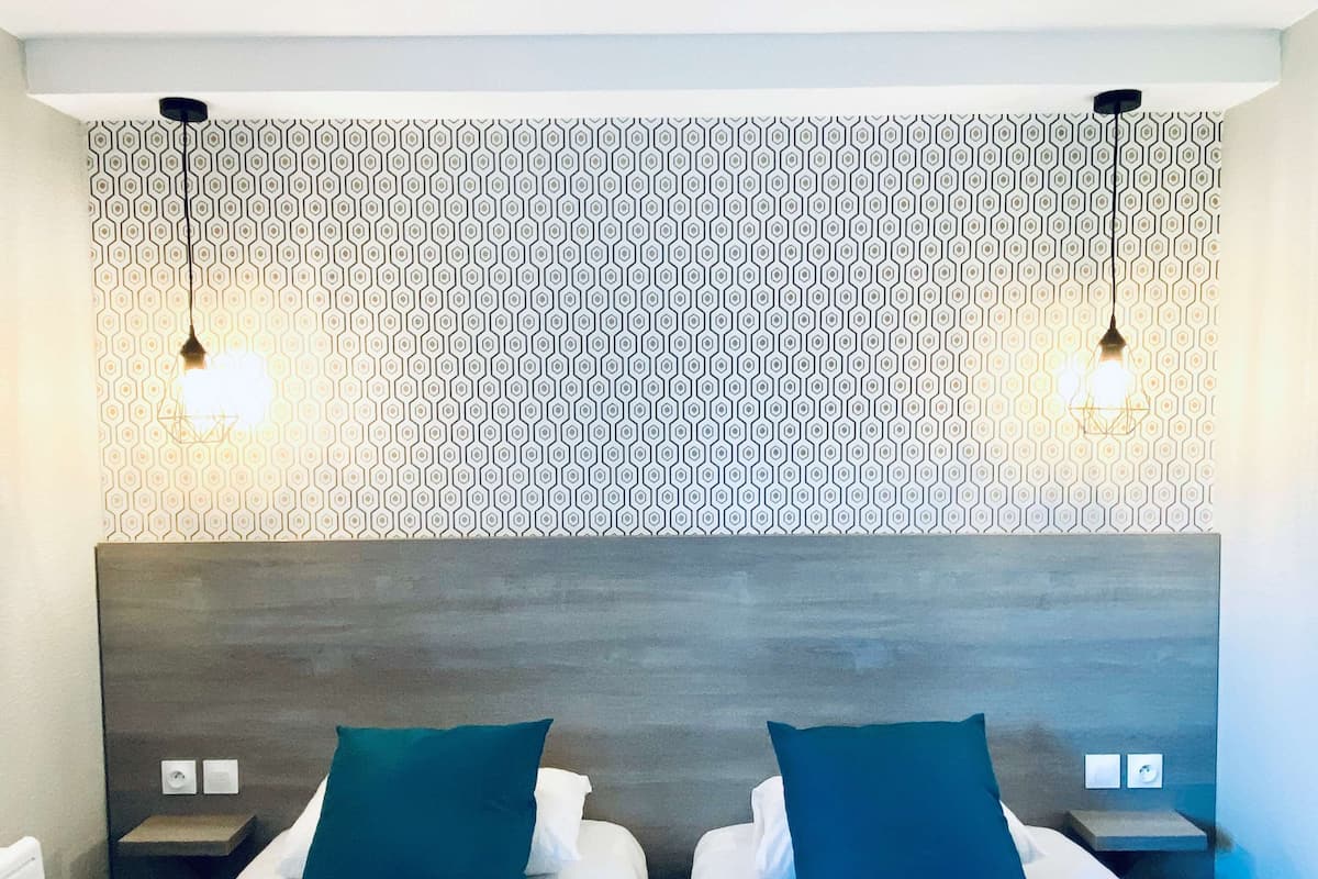 classic room, 2 single beds, non smoking, bathtub | room amenity