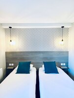 Classic Room, 2 Twin Beds, Non Smoking, Bathtub | Room amenity