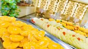 Se ofrece un desayuno bufé (5 EUR por persona)