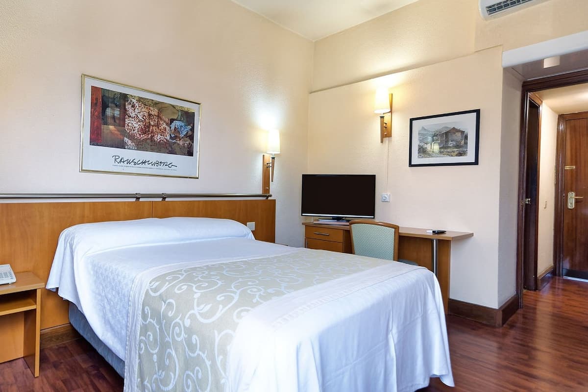 Desk, soundproofing, free WiFi, bed sheets