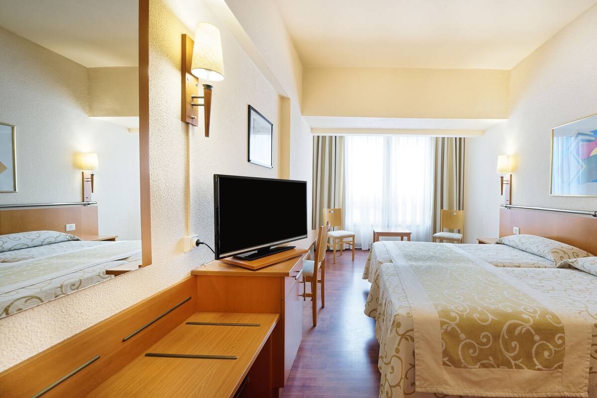 Desk, soundproofing, free WiFi, bed sheets