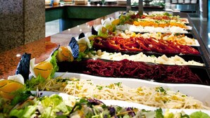 A buffet with various food options including salads, meats, and cheeses. - Spring Hotel Bitácora (Arona)