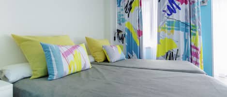 Minibar, caja de seguridad en la habitación y escritorio