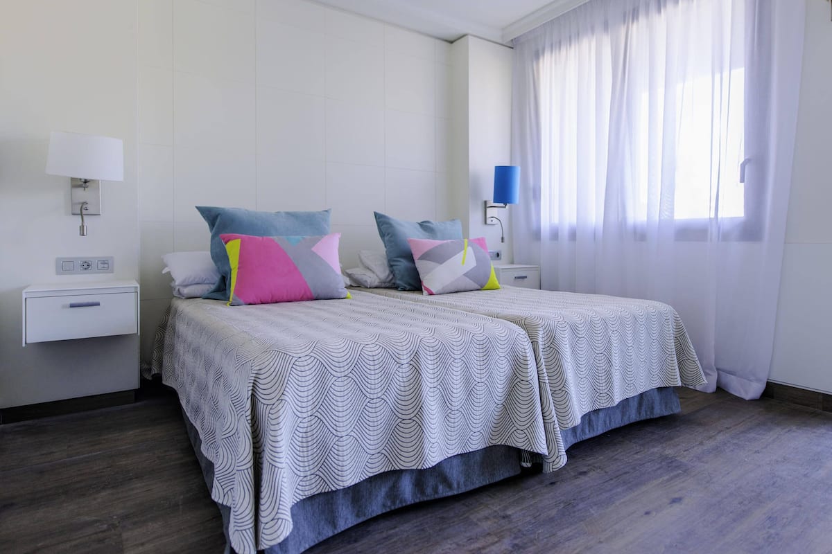 Minibar, caja de seguridad en la habitación y escritorio