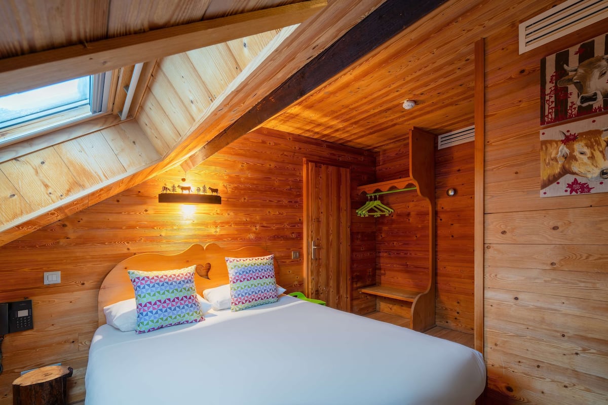 desk, laptop workspace, blackout curtains, soundproofing