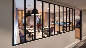 Ein modernes Interieur mit Essbereich, Küche und Sitzgelegenheit mit Blick.