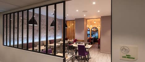 Desayuno buffet todos los días (EUR 14.9 por persona)