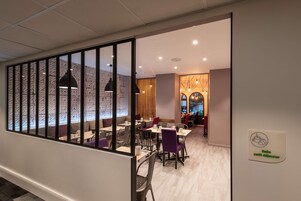 每日供应自助式早餐（每人 EUR 14.9）