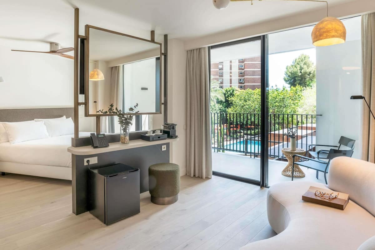 华丽客房, 1 张特大床, 露台 | 防过敏的被褥、羽绒被、记忆海绵床垫、迷你吧