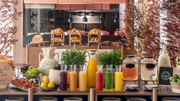 Petit déjeuner anglais (15 EUR par personne)