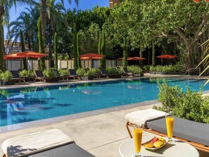 Outdoor pool, pool umbrellas, sun loungers - Mercure Benidorm (Benidorm)