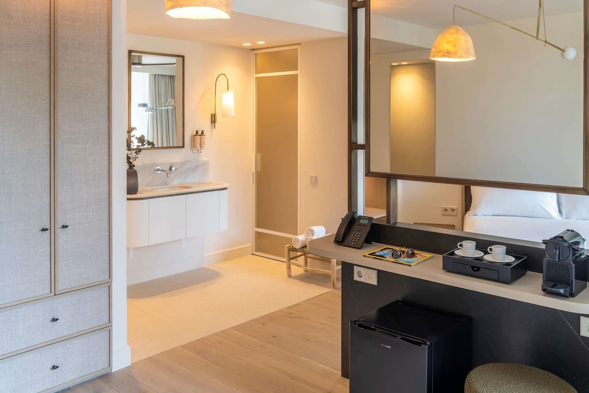 Deluxe Room, 1 King Bed, Terrace | Hypo-allergenic bedding, down duvets, memory-foam beds, minibar