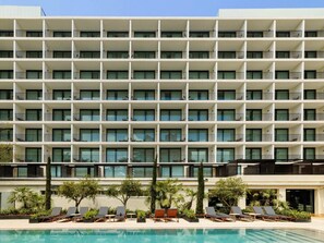A multi-story hotel with a pool area. - Mercure Benidorm (Benidorm)