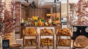 Une vitrine de boulangerie présentant diverses pâtisseries et une machine à café.