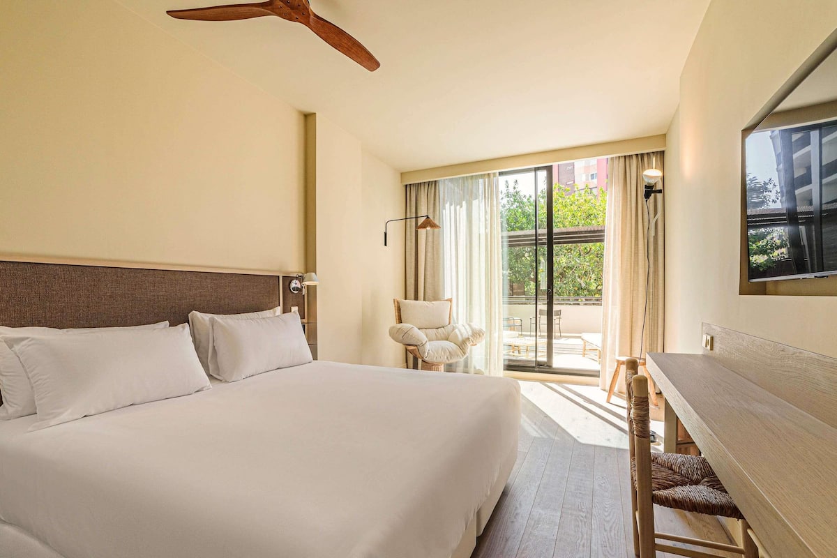 Hypo-allergenic bedding, down duvets, memory-foam beds, minibar