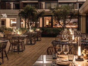 Déjeuner et dîner servis sur place, spécialités Cuisine méditerranéenne