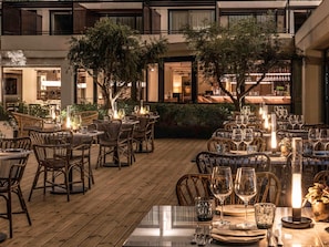 Se sirven comidas, cenas y cocina mediterránea