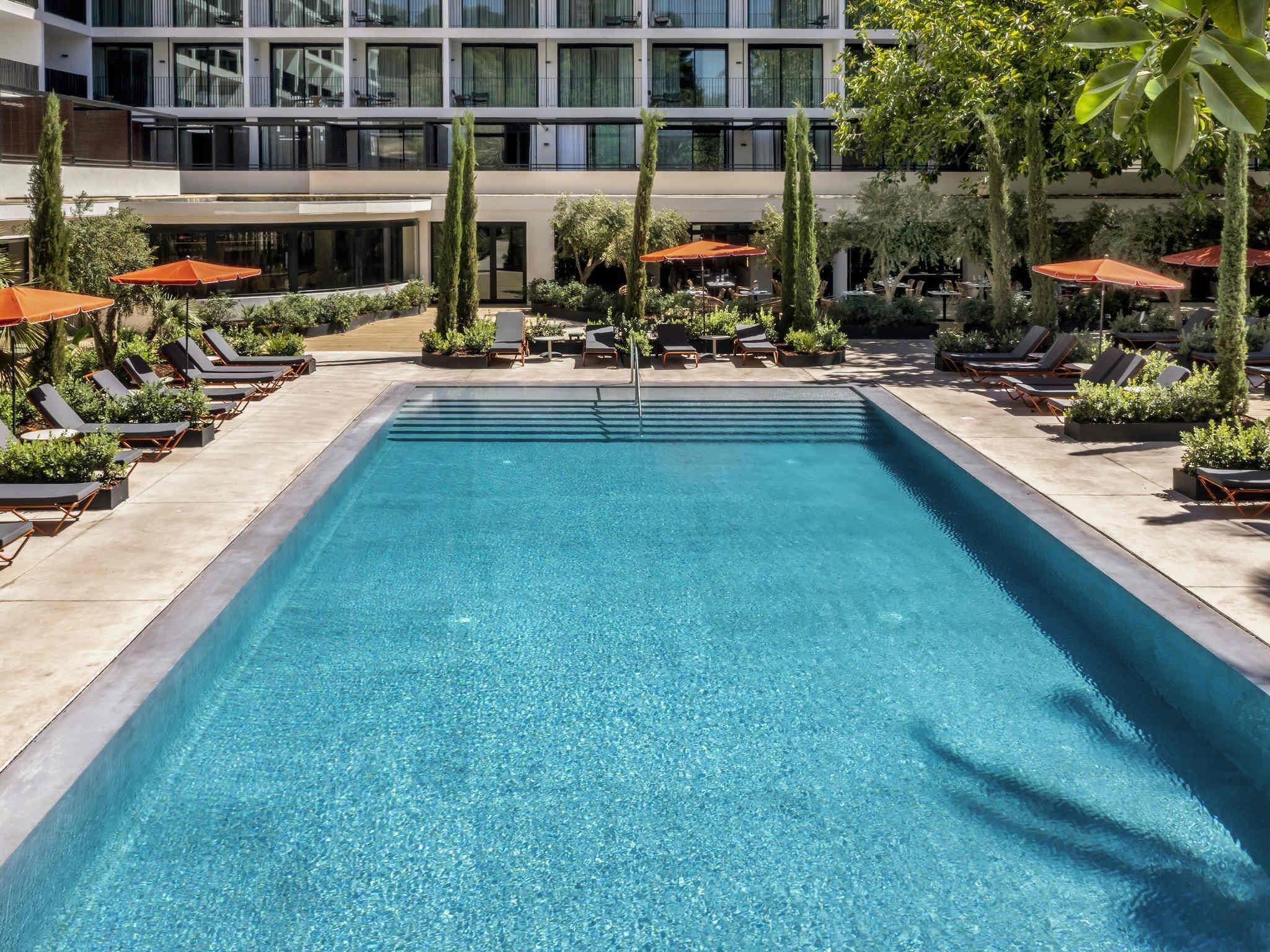Outdoor pool, pool umbrellas, sun loungers