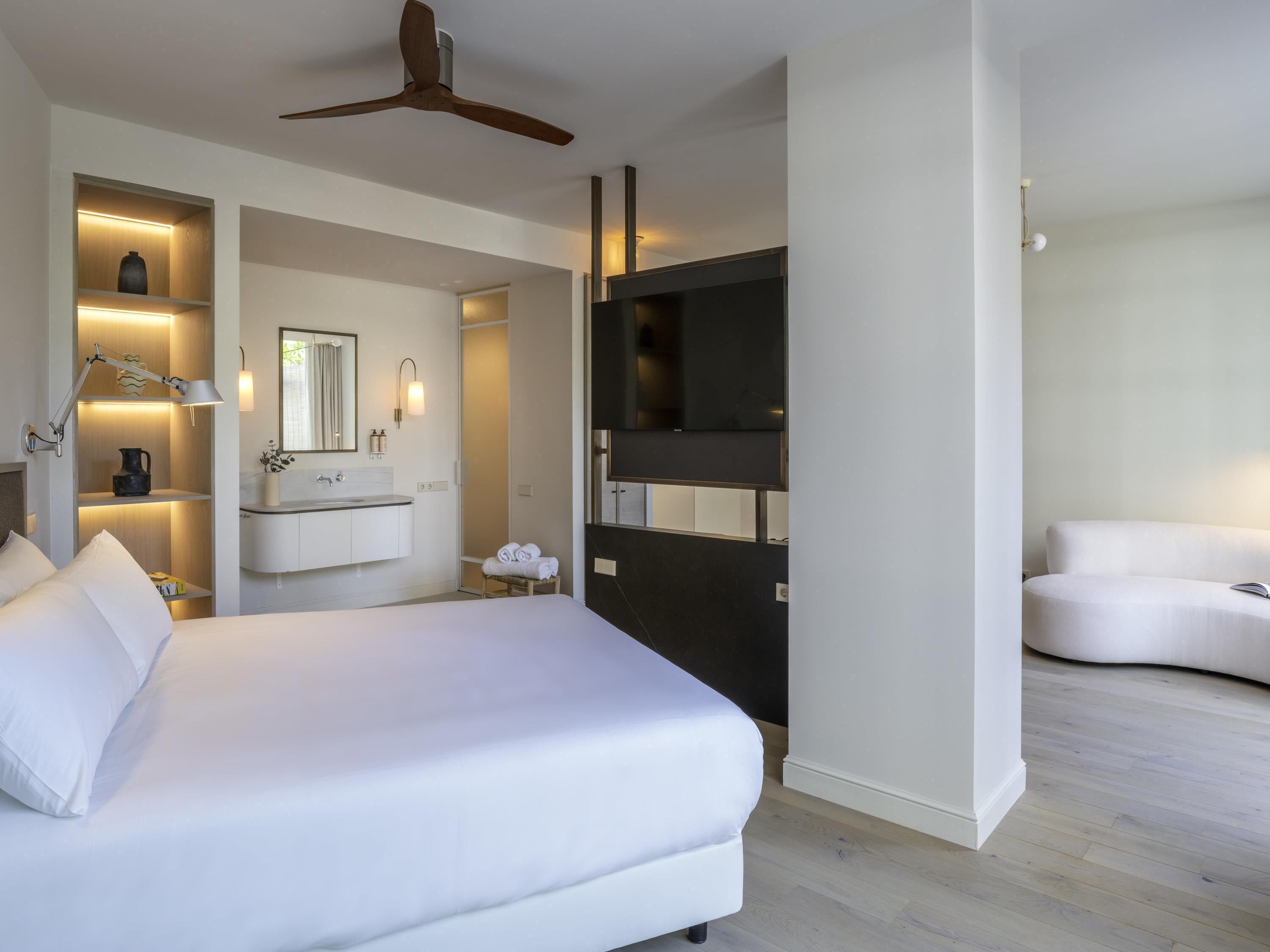 华丽客房, 1 张特大床, 露台 | 防过敏的被褥、羽绒被、记忆海绵床垫、迷你吧