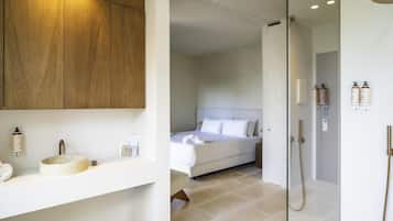 Suite, terrasse, sjøutsikt | Allergitestet sengetøy, dundyner, memory foam-senger og minibar