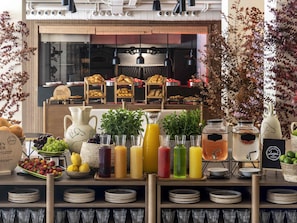 A breakfast buffet with various fruits, beverages, and pastries. - Mercure Benidorm (Benidorm)