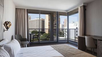 Habitación triple | Caja fuerte, escritorio, cortinas opacas y cunas (de pago)