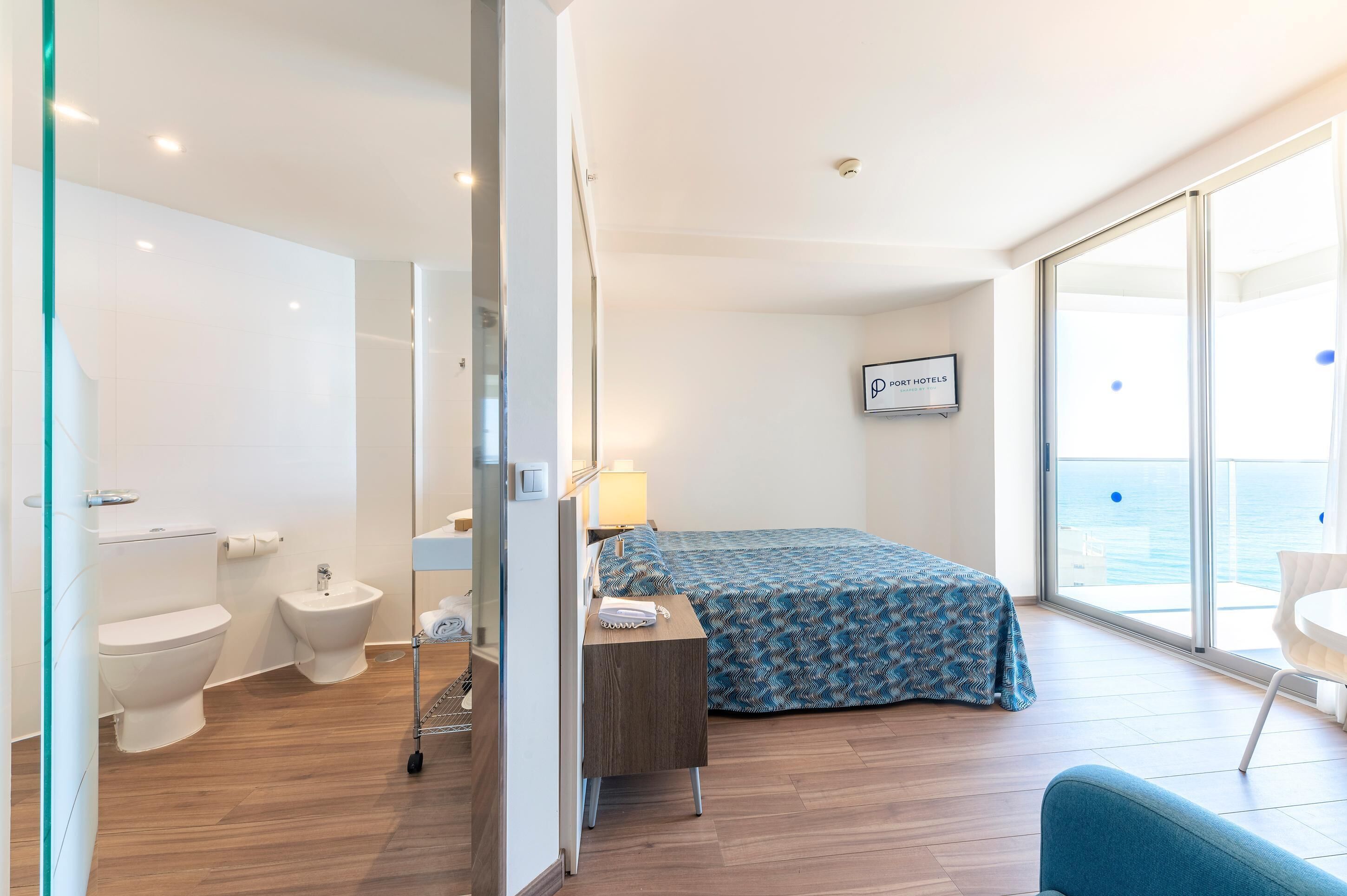 Minibar, blackout curtains, soundproofing, free WiFi