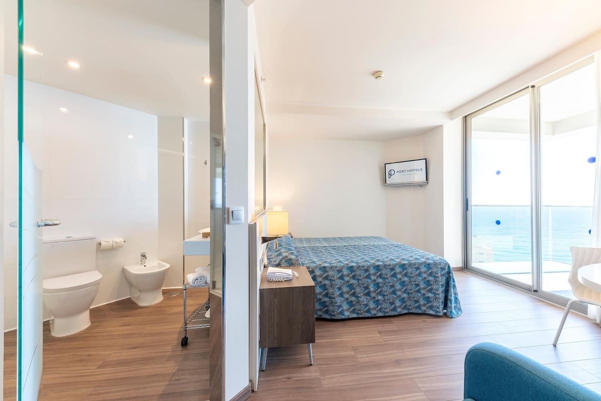 Minibar, blackout curtains, soundproofing, free WiFi