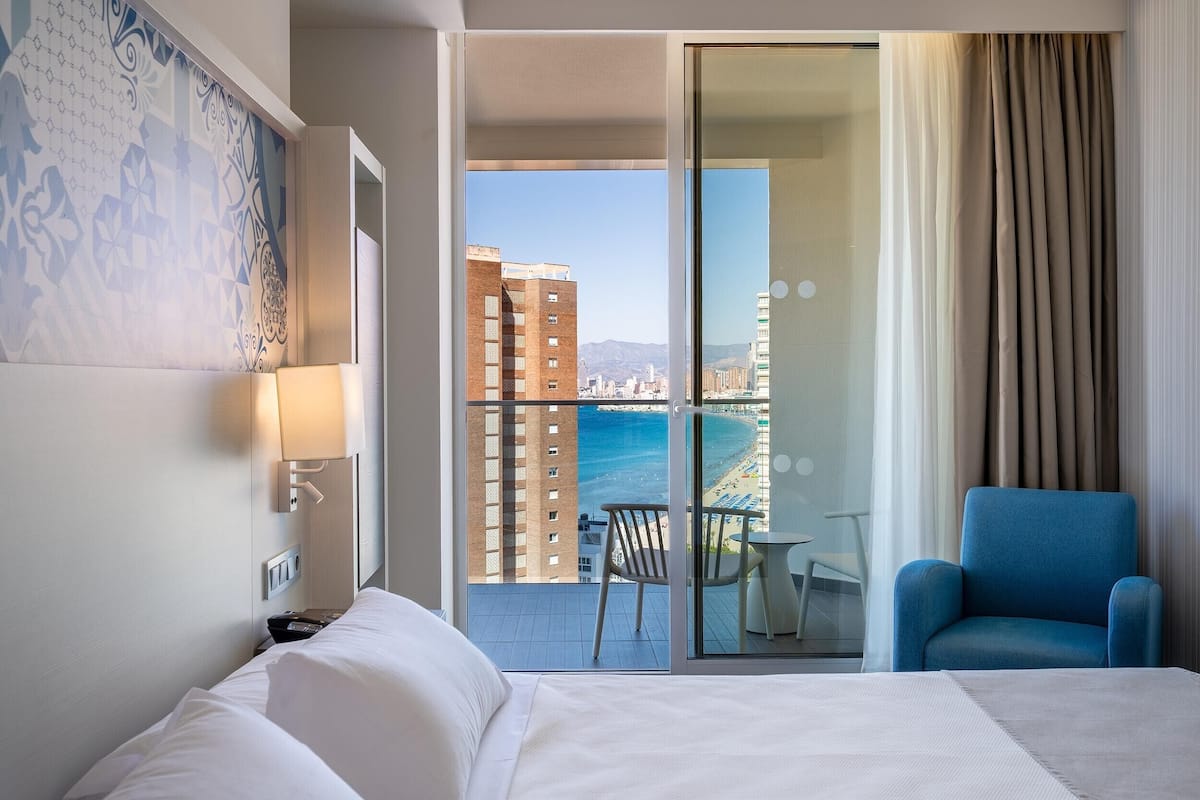 Cubrecamas, minibar, cortinas blackout y sistema de insonorización