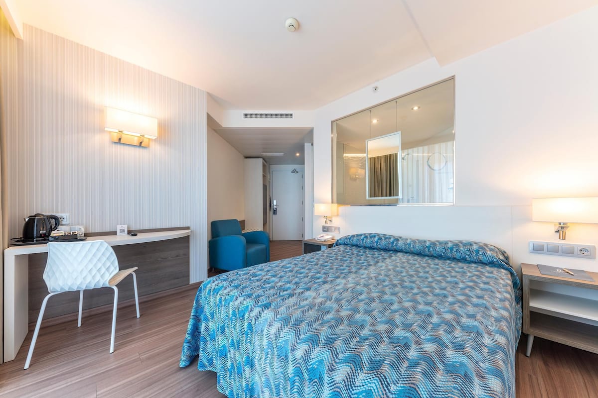 1 bedroom, minibar, blackout curtains, soundproofing