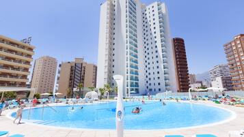 Piscine extérieure, parasols de plage, chaises longues