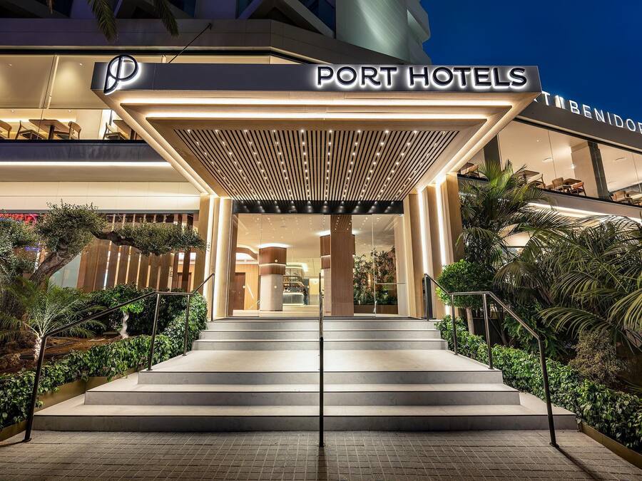 Een hotelgevel met modern design, een trap en goede verlichting.