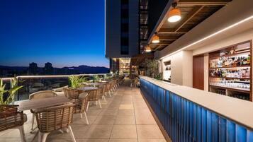 2 bares y bar junto a la piscina